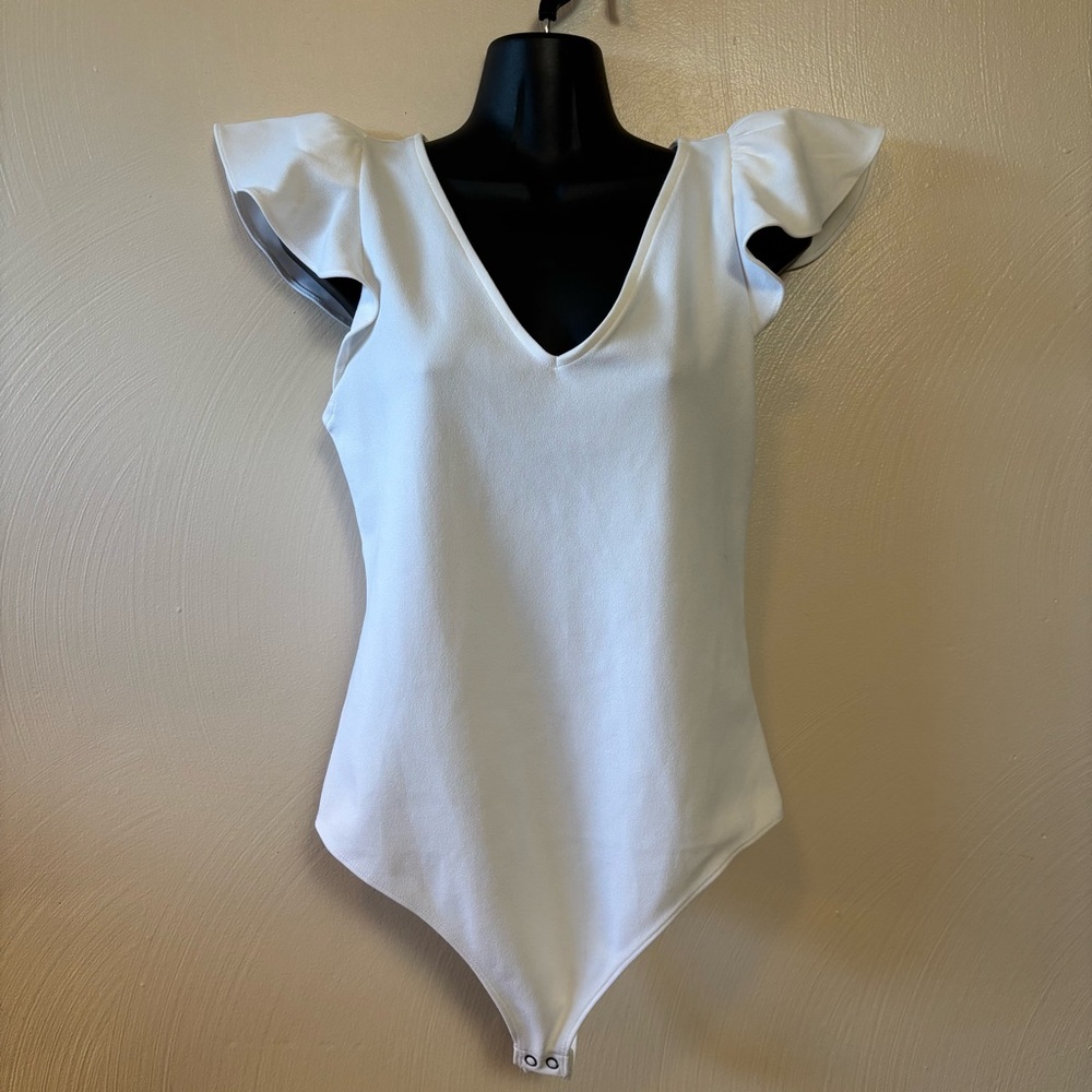 Express Women's Bodysuit Ruffle Flutter Short Sleeve‎ Snap Closure Size Medium